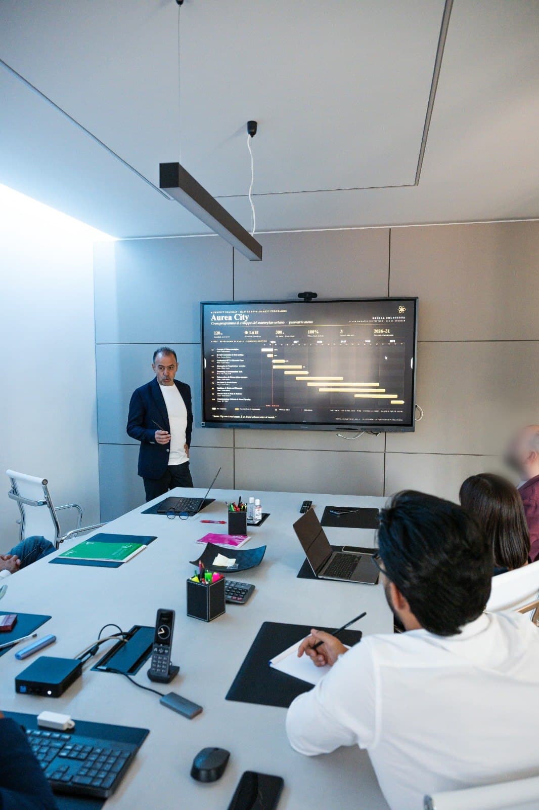 Domenico Quaglio durante una sessione strategica sul masterplan, con il team che assiste